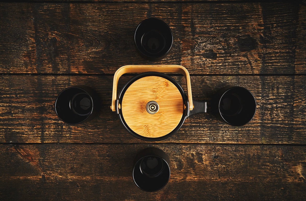 The Eichu tea set made of black ceramic